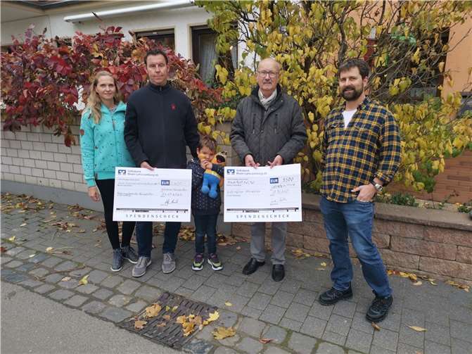Peter und Daniela Beisel mit Sohn Antonio und Ferdi Müller bei der Übergabe der Spende an den Vertreter der Kolpingfamilie Ahrweiler Oliver Marqardt. Foto: Kolpingfamilie
