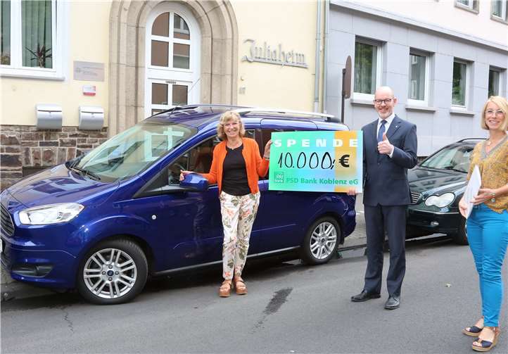 Petra Assenmacher (v.li.n.re.), Vorsitzende SkF; Bernd Schittler, Vorstandsvorsitzender PSD Bank Koblenz; Stefanie Coopmeiners, Geschäftsführerin SkF Koblenz e.V. mit dem Spendenscheck. Foto: privat
