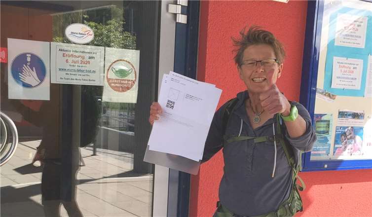 Petra Büche hatte sich sehr auf die Wiedereröffnung gefreut - das schlechte Wetter konnte auch sie nicht von ihrem Sprung ins kalte Nass abhalten. Foto: VG Montabaur