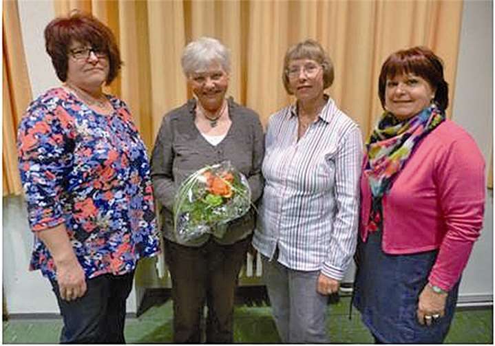 Petra Daniels (l.) und Irmgard Zeh (2. v. r.) dankten der scheidenden Kassenführerin Beate Hendricks (2. v. l.). Ihrer Nachfolgerin wurde Brigitte Güntermann (r.). privat
