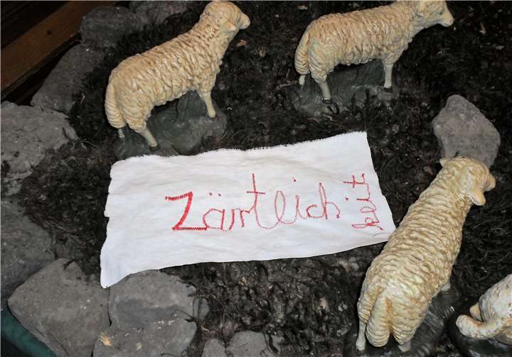 Petra Deus entwirft gestickte Worte auf Stoff. Diese Worte greifen Assoziationen aus dem Kirchenjahr auf und sollen zum Meditieren einladen. privat