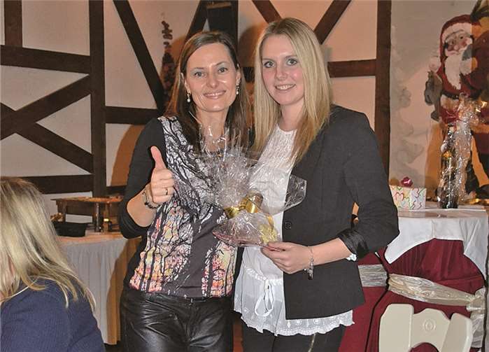 Petra Deuster und Gewinnerin des Hauptpreises Hannah Fergen. privat
