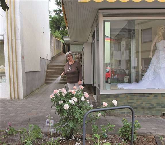 Petra Fix-Assenmacher pflegt das Beet in der Koblenzerstraße.  Privat