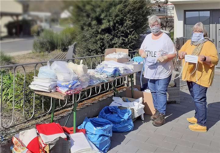 Petra Fix (links) bei der Annahme von Stoffen. Foto: privat