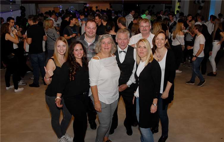 Petra Flammersfeld (Mitte), die Tanztrainerinnen Yvonne Flammersfeldund Anna Kaul sowie Mitglieder des Vorstands freuten sich über dievielen Gäste bei der Geburtstagsfeier ihres Vereins. Fotos: KER