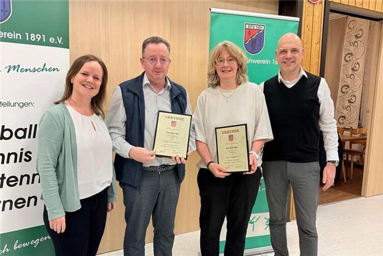 Petra Gaggiato und Volker Krumbach wurden von der ersten Vorsitzenden Melanie Reick und dem zweiten Vorsitzenden Michael Brost geehrt.