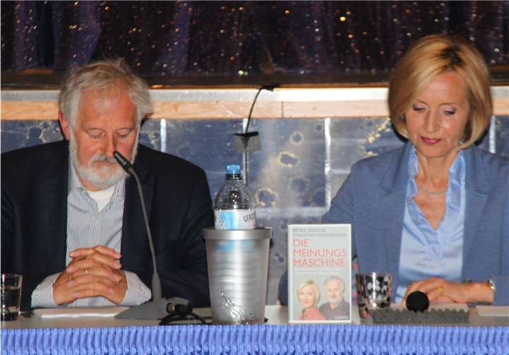 Petra Gerster und Christian Nürnberger stellten ihr neustes Buch „Die Meinungsmaschine“ vor. Kreisverwaltung