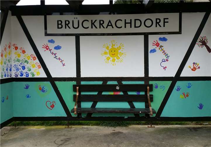 Petra Holschbach, Larissa Bordt, Elena Berlin, Krzystina Hirschinger und kleine Helfer brachten Farbe ins Bushäuschen am Alexanderplatz, ein richtiger Hingucker in der Dorfmitte!