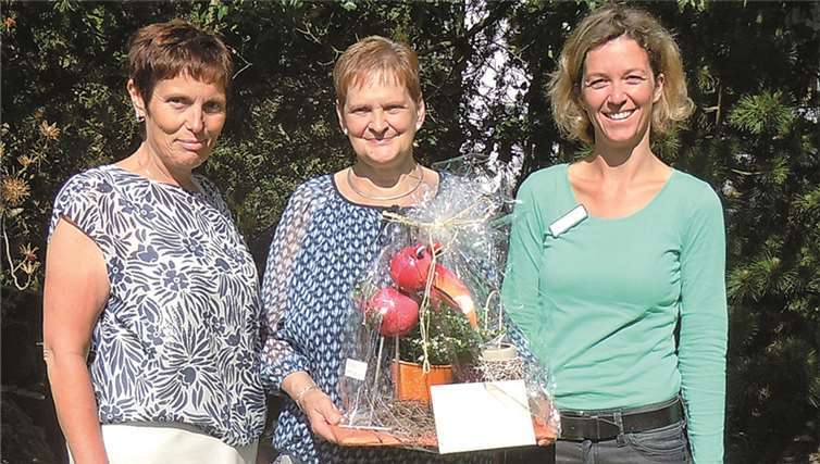 Petra Hühmann (Einrichtungsleitung) verabschiedet Eva-Maria Gerharz im Beisein von Anke Dietrich (Pflegedienstleitung) in den wohlverdienten Ruhestand (v.l.). privat