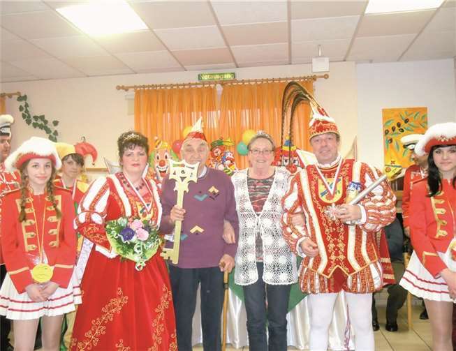 Petra Hühmann ergab sich der Narrenschar und überreichte den goldenen Schlüssel an die gekrönten Häupter. Prinzessin Helga I., und Prinz Adolf I..privat