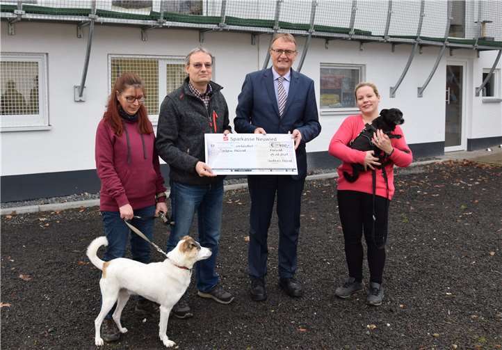 Petra Jäschke (Tierheimleiterin), Jürgen Brüggemann (1. Vorsitzender), Landrat Rainer Kaul, Verena Schiller (Mitarbeiterin Tierheim) und zwei ihrer Schützlinge bei der Spendenübergabe. Privat