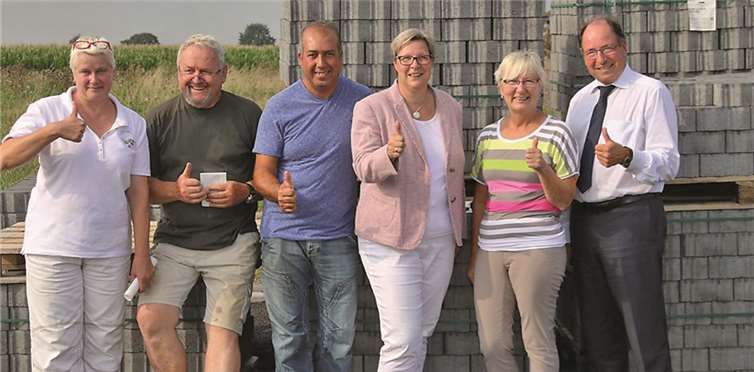 Petra Kalkbrenner (3. v.r.) und der ehemalige Bürgermeister Wilfried Hein (r.) im Gespräch mit Gewerbetreibenden. privat