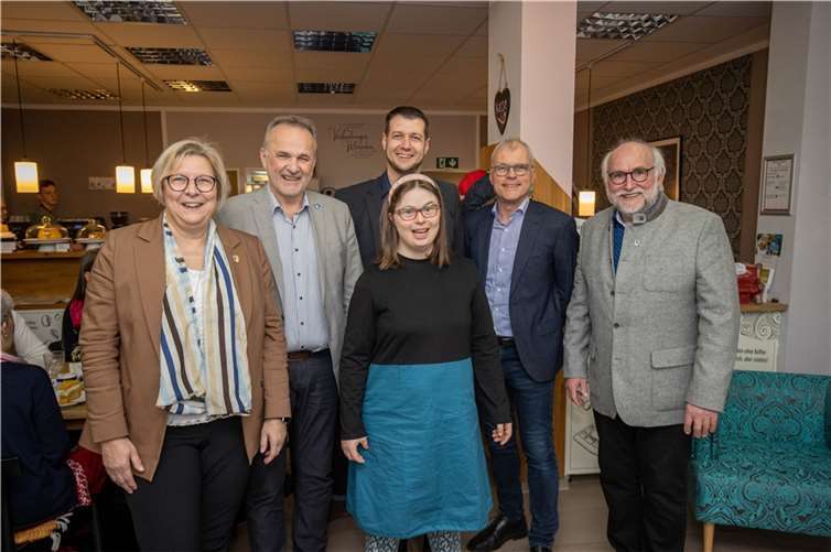 Petra Kalkbrenner, Jörg Schmidt, Tobias Pötzsch, Lina Hagemann, Oliver Krauß und Kalle Kerstholt am 24. Februar 2023 bei der Vorstellung des Flyers der Stiftung „Inklusion gemeinsam gestalten“ im „Café Sofa“ in Meckenheim.