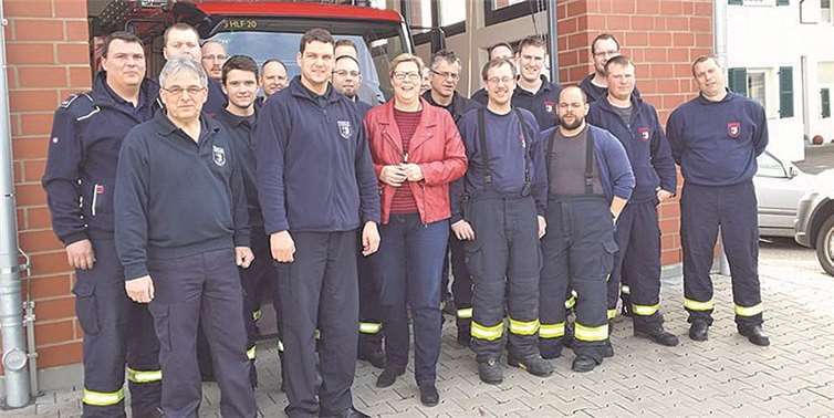 Petra Kalkbrenner inmitten der Feuerwehrleute. privat