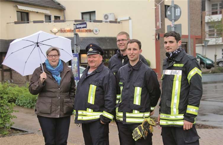 Petra Kalkbrenner mit Mitgliedern der freiwilligen Feuerwehr.privat