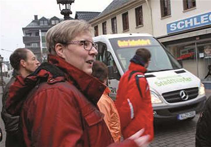Vom Bürgerbus zum „Landhüpfer“ Petra Kalkbrenner während der Fahrprobe auf der Odendorfer Odinstraße.privat