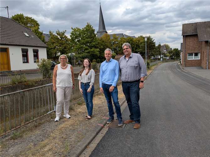 Petra Klakbrenner, Celine Braun, Ronny Großer, und Jörg Timmermann (v.li.). Im Hintergrund die Orbachstraße, den Belag zunächst provisorisch hergerichtet wurde.Fotos: KS