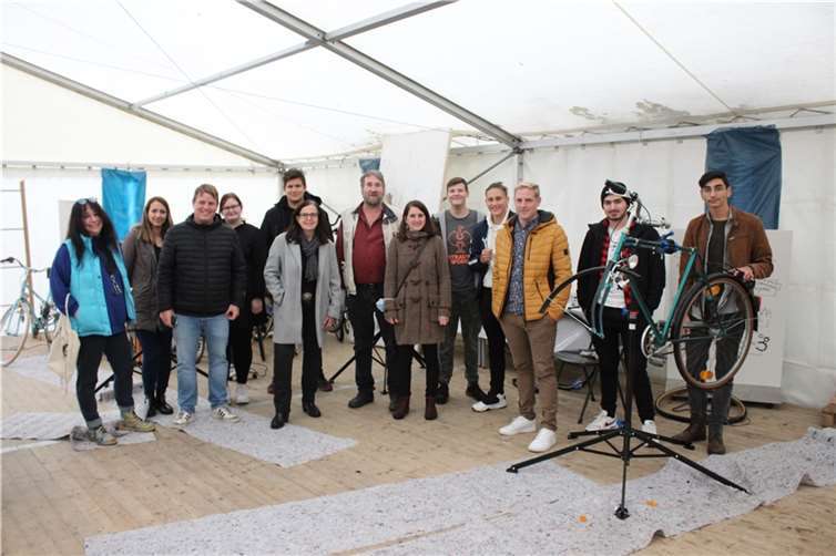 Petra Klein, Schahrsad Eslami, Patrick Book und Jasmin Schäfer (alle HoT, 1. bis 4. von v.l.), Uta Erlekampf, Stellv. Schulleitung Barbarossaschule Sinzig (6.v.l.), Bernd Linnarz, Bürgerforum (7.v.l.), Clarissa Figura, Klimaschutzmanagerin, Stadt Sinzig (6.v.r) und Andreas Schmitt, Schulleitung Janusz-Korczak-Schule Sinzig (3.v.r.). Foto: Stadtverwaltung Sinzig