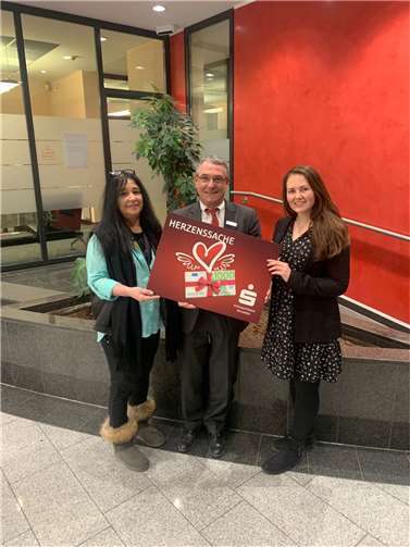 Petra Klein (l.) und Tatjana Francesconi (r.) freuten sich über die von Michael Weltken (m.) überreichte Spende.  Foto: privat