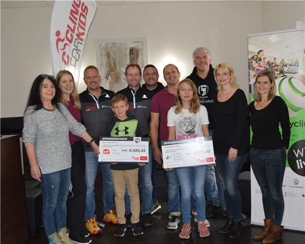 Petra Klein (l.) vom Hot Sinzig und Aileen Buschmann und Britta Jelken (2. v.l.) vom Jugendbahnhof Remagen freuen sich mit den Vereinsmitgliedern von Cycling for Kids powered bei Kern-Haus und Bojan Klotz (m.) über die großzügigen Spenden. -AB-