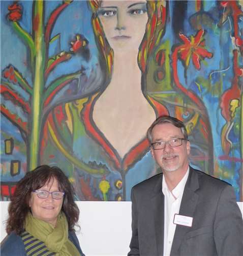 Petra Klutmann-Berger, Schwester des Künstlers und Einrichtungsleiter Sven Lefkowitz bei der Übergabe der Bilder. Foto: privat