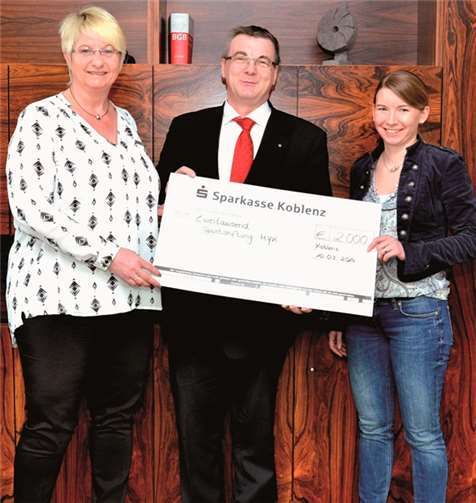 Petra Kretzschmann, Leiterin Büro Landrat, Kreischef Dr. Alexander Saftig und Katrin Schüssler, Geschäftsführerin der Sportstiftung, (v.l.) freuen sich über 2.000 Euro zur Förderung des Sports in Landkreis Mayen-Koblenz. privat