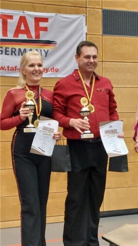 Petra Lahnstein aus Molsberg und Ecki May aus Neuwied gewinnen den zweiten Platz bei der Deutschen Meisterschaft im Discofox.  Foto: TGC Redoute