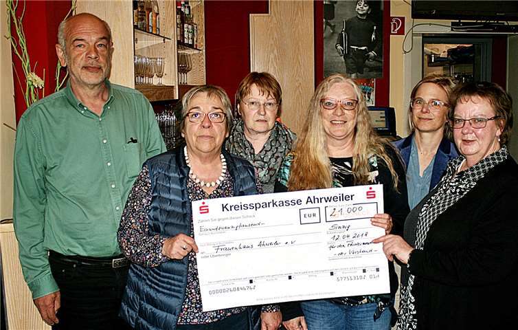 Petra Leidner (3. v. r.) freute sich angesichts des großzügigen Schecks, den die neue Vorsitzende Reinhild Kobold (r.) sowie Martin Eggert (v. l.), Elisabeth Groß und Hildegard Unger im Namen des Fördervereins übergaben. RÜ