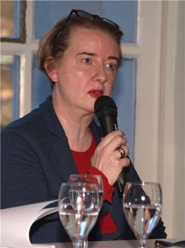 Petra Lötschert stellte überaus interessante Fragen.