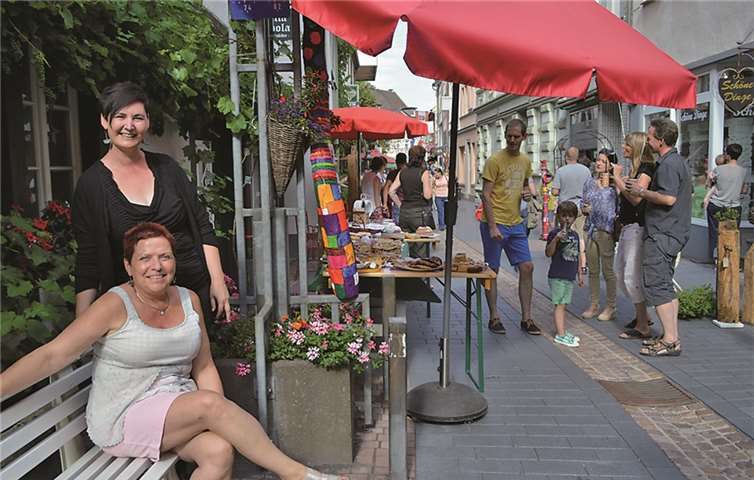 Petra Pellenz und Sabine Weffer vor einem der Kinderkunstwerke. AB