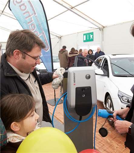 Petra Quirin (rechts) von der evm informierte über Ladeboxen.
