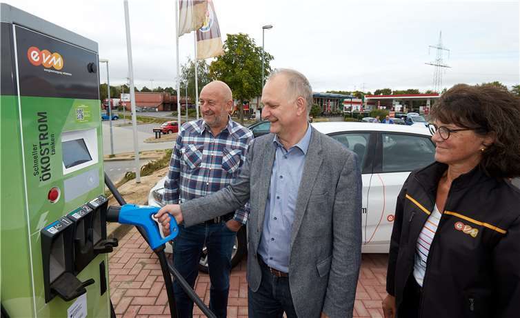 Petra Quirin (von rechts) und Stefan Daun von der evm nehmen gemeinsam mit Ralf Bolz die Schnellladesäule am Autohof Bolz an der A61 in Betrieb.evm/Frey