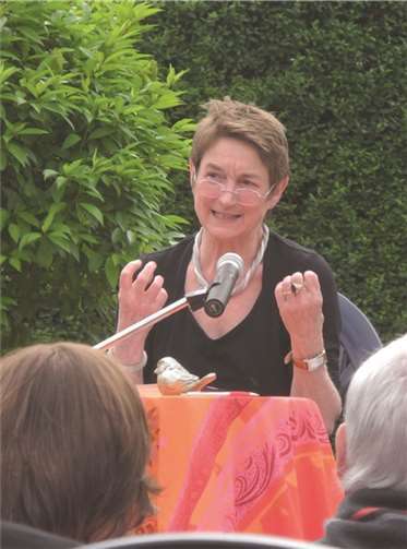 Petra Reategui bei der Lesung ihres Buches Moselhochzeit.privat