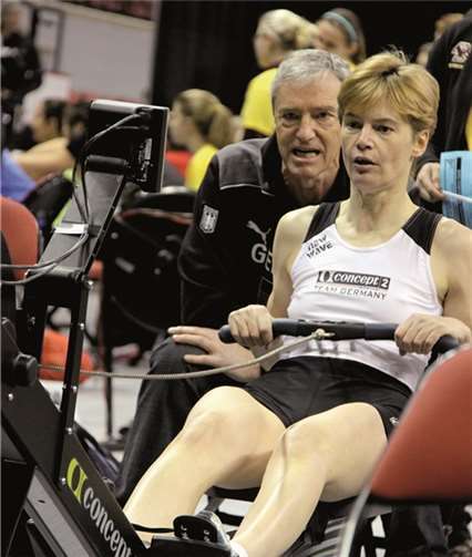 Petra Schallenberger in Aktion, dahinter Trainer Peter Berger.privat