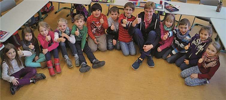 Petra Schallenberger inmitten ihrer Klasse 1a. Die 13 Jungen und Mädchen der Grundschule Treis freuen sich mit der alten und neuen Weltmeisterin.TT