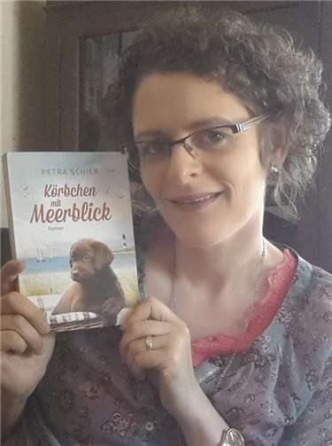 Petra Schier aus Heckenbach mit ihrem neuen Sommer-Roman.privat