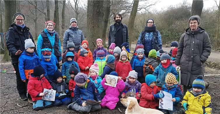 Petra Schmitz, Erzieherin (Gruppenleitung Waldmeister), Iris Zeiger ( Einrichtungsleitung & Gruppenleitung Brombeeren), Alke Tippelt (Erzieherin Waldmeister), David Chakrabarty (1. Vorstand Elterninitiative Waldkindergarten e. V.), Ariane Wullf, Erzieherin (Gruppe Brombeeren), Dr. Anja Baronetzky-Mercier (1. Vorstand Wildvogel-Pflegestation Kirchwald e.V.), vorne: Kindergartenhund Lucy. Privat