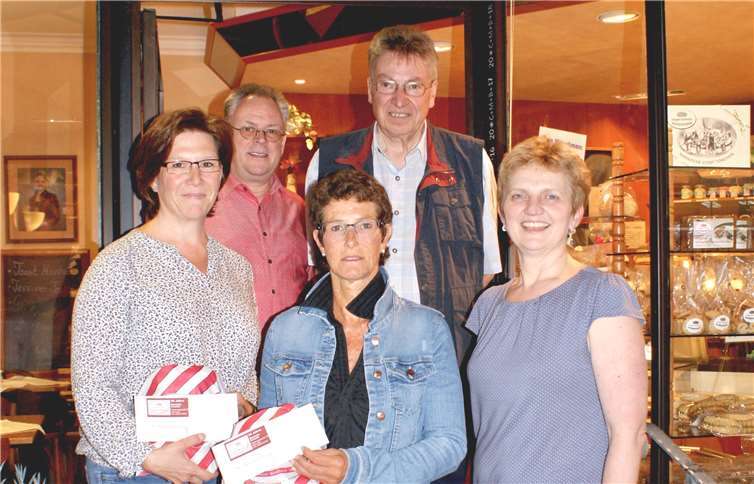 Petra Schmitz (vorne.r.) übergab die Gutscheine an Anja Gansewig (vorne l.) und Regina Geck (vorne m.). Dabei waren Bäckermeister Jürgen Schmitz (hinten l.) und Werner Schüller, Ideengeber der Brotprobe. privat