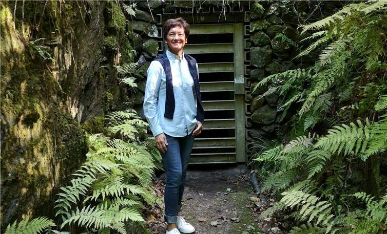 Petra Schneider, Bewerberin um die Nachfolge von MDL Guido Ernst, macht sich ein Bild von der Situation am „Hoffnungsstollen“ in Rheineck.Quelle: CDU Bad Breisig
