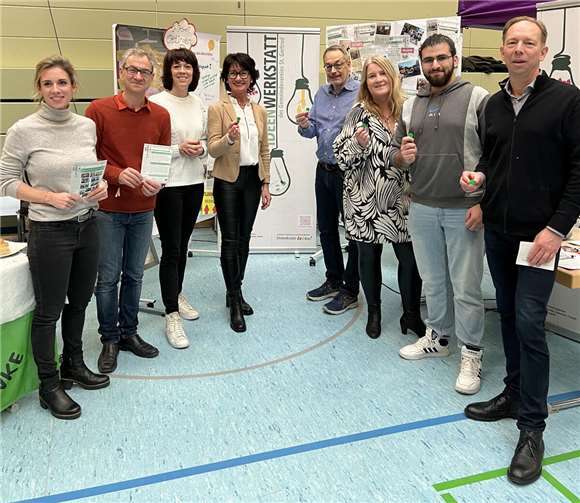 Petra Schneider, CDU-MdL (4. v.l)., Herta Stiren, Stadtverbandsvorsitzende (3. v.r.), rechts daneben Nour Alhalabi und Andreas Köpping mit Mitgliedern der Ideenwerkstatt Oedingen. Quelle: CDU Remagen