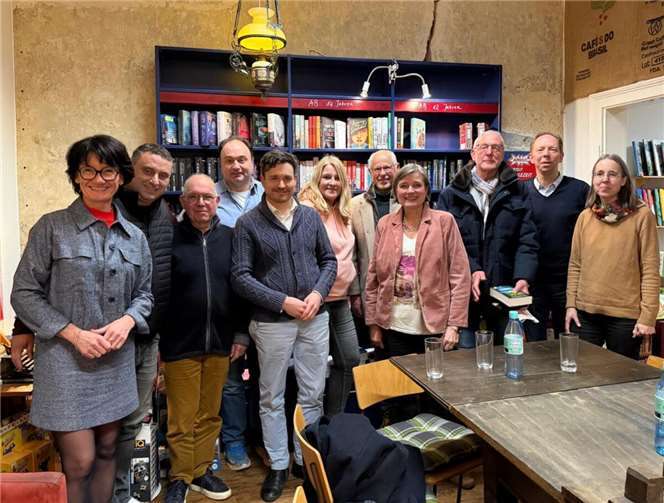 Petra Schneider, CDU-MdL (links), Herta Stiren, Stadtverbandsvorsitzende (Mitte), Kerstin Sievert, Vorsitzende von „Remagen mag ich“ (4. v.r.), Volker Geber, 2. Vorsitzender von „Remagen mag ich“, umringt von Mitgliedern des CDU-Stadtverbandes. Foto: CDU Remagen