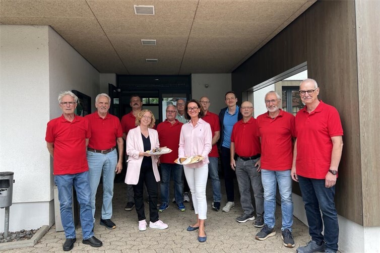 Petra Schneider MdL (6. v. l.) mit den Dienstagsworkern und Ortsbürgermeisterin Judith Müller