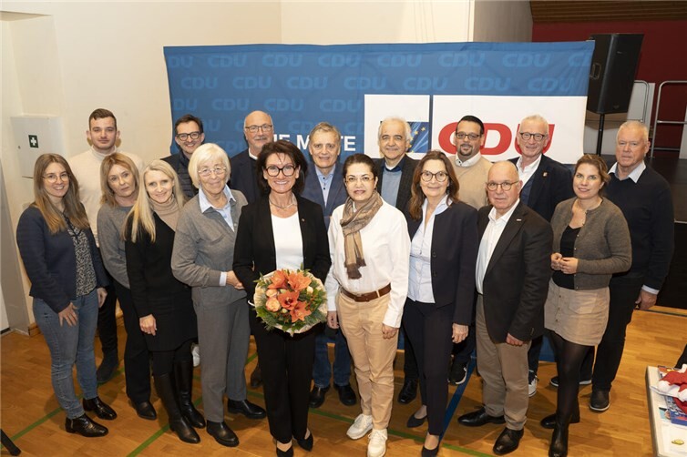 Petra Schneider MdL, CDU-Kreisvorsitzende (vorne, m.) in Oberzissen im Kreis des neugewählten Kreisvorstandes. Foto: M. Schneider