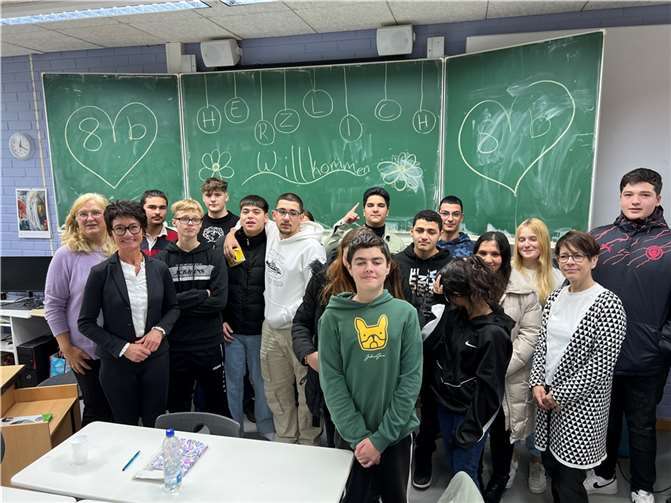 Petra Schneider MdL gemeinsam mit den Lehrerinnen Dagmar Flecken und Kartin Nieß und ihren Klassen.  Foto: privat