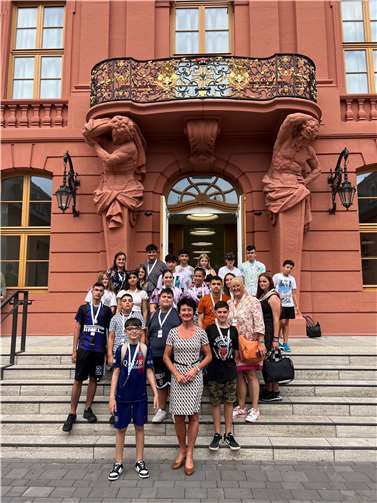 Petra Schneider, MdL mit den Lehrerinnen Dagmar Flecken und Ajete Mehmeti und der Klasse 7a der Barbarossaschule. Foto: privat