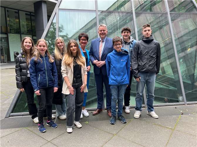 Petra Schneider MdL und Gordon Schnieder MdL mit den Jugendlichen. Quelle: Petra Schneider MdL