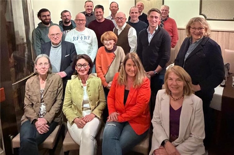 Petra Schneider, MdL (vorne 2. von links), rechts daneben Herta Stiren, wiedergewählte Stadtverbandsvorsitzende, umringt von weiteren CDU-Mitgliedern