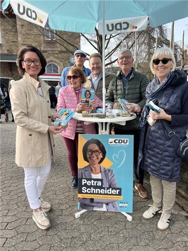 Petra Schneider, die Kandidatin der CDU für den Landtag, war am vergangenen Freitag beim Wahlinfostand des CDU-Stadtverbandes in Bad Bodendorf vor Ort.Foto: privat