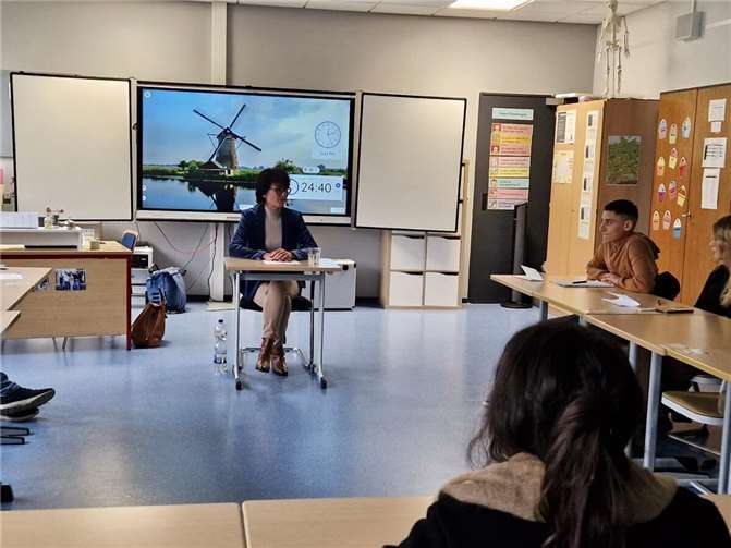 Petra Schneider in der Janusz-Korczak-Schule in Sinzig.  Foto: privat