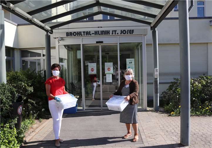 Petra Schneider konnte 250 Masken an Susanne Weiß übergeben. Foto: privat